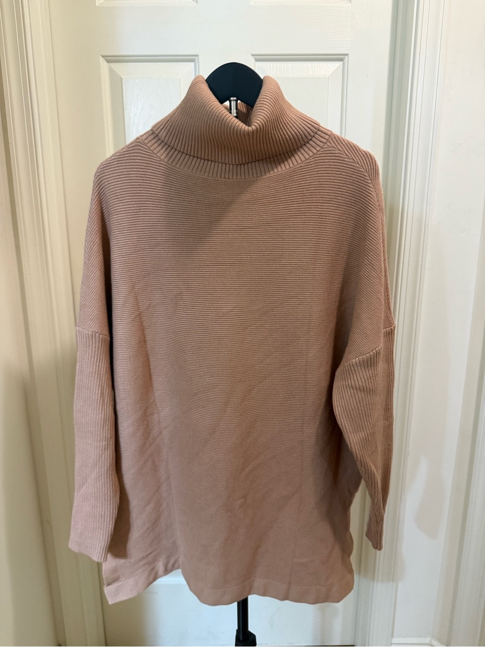 Relaxed Ribbed Turtleneck Sweater in Dusty Rose